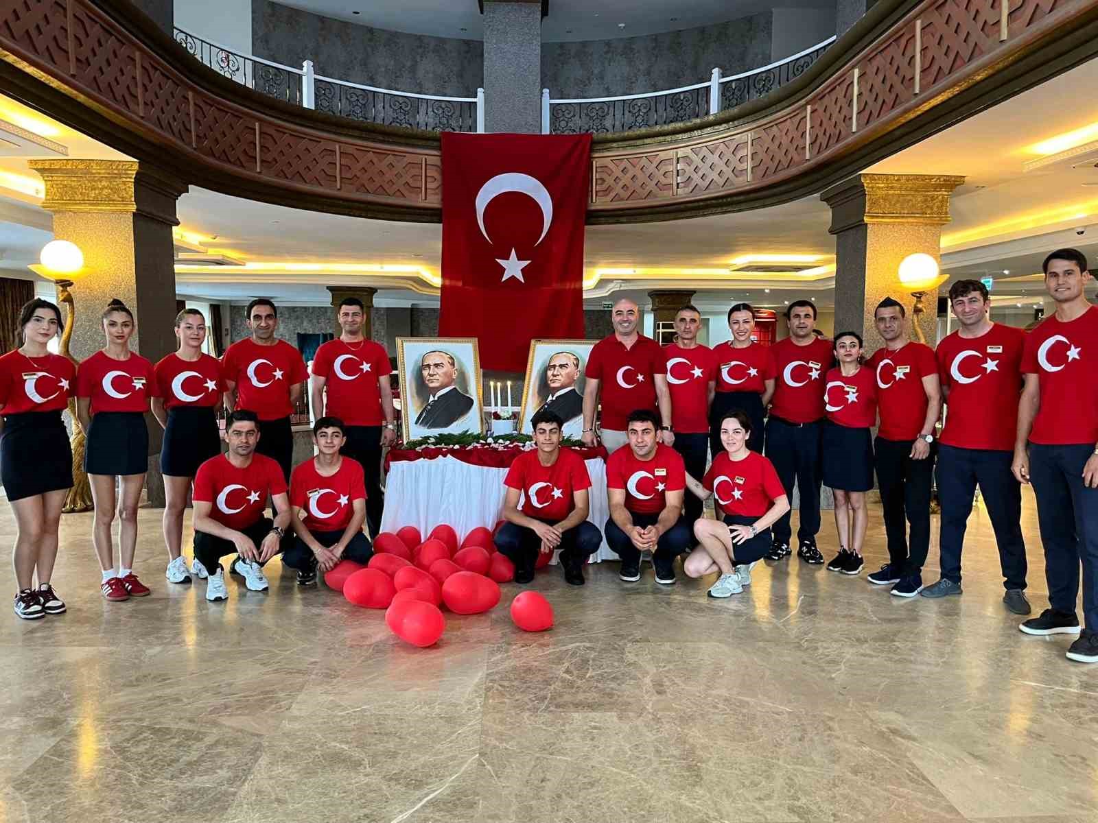 BODRUM’DA OTEL PERSONELİ 30 AĞUSTOS’A BAYRAKLI KIYAFETLERLE DAMGA VURDU