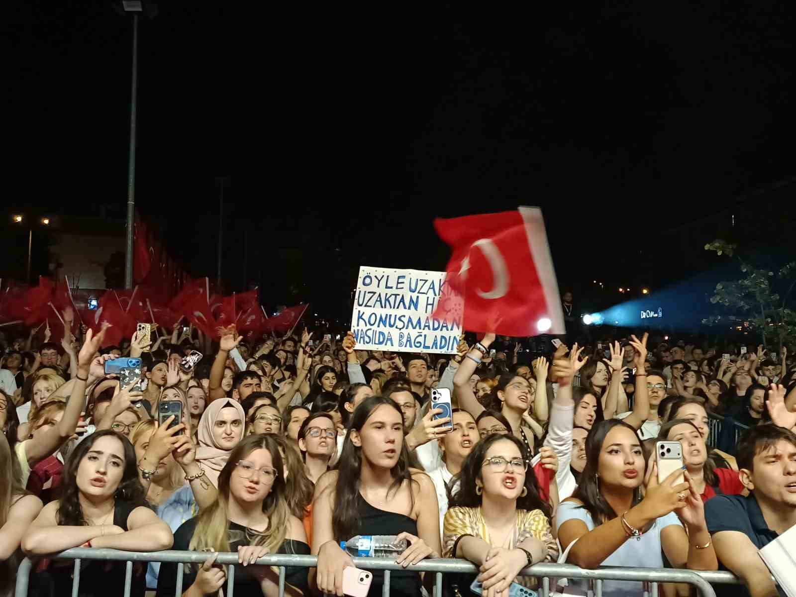 EDİRNE’DE 30 AĞUSTOS COŞKUSU GÖKSEL KONSERİYLE TAÇLANDI