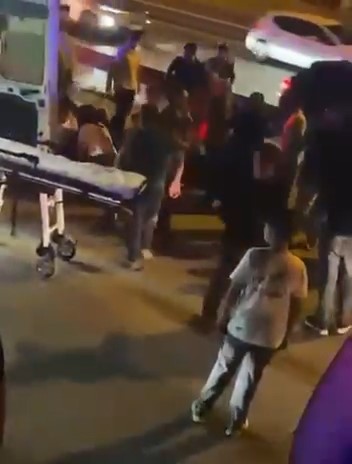 YOLUN KARŞISINA GEÇERKEN OTOMOBİL ÇARPTI: 1’İ AĞIR 2 YARALI