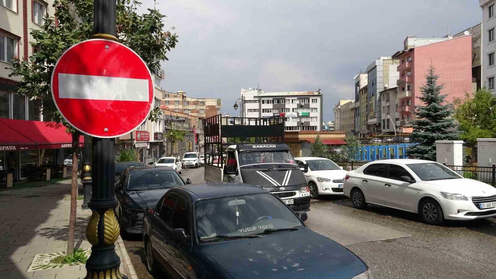 ESNAFIN KENDİ ASTIĞI TABELA SES GETİRDİ, BELEDİYE HAREKETE GEÇTİ