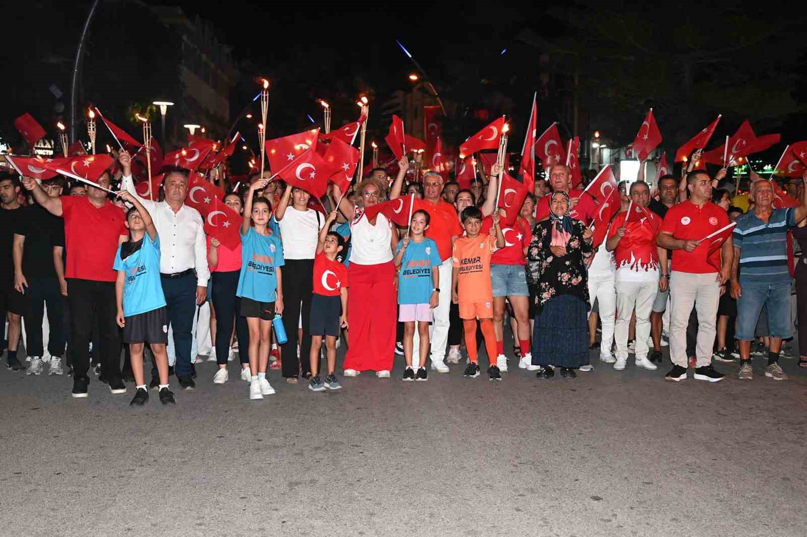 KEMER’DE 30 AĞUSTOS FENER ALAYI COŞKUSU