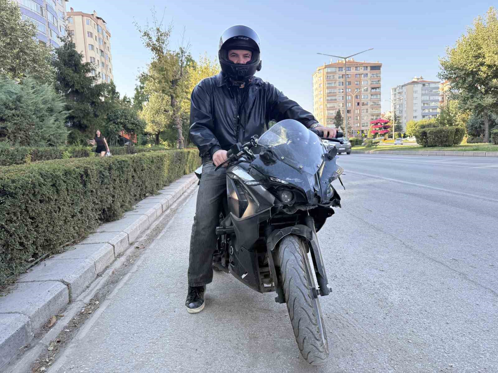 KAZADAN SONRA MOTOSİKLETİNİ TESLİM ALAN GENÇ, 5 DAKİKA SONRA BİR KAZA DAHA YAPTI