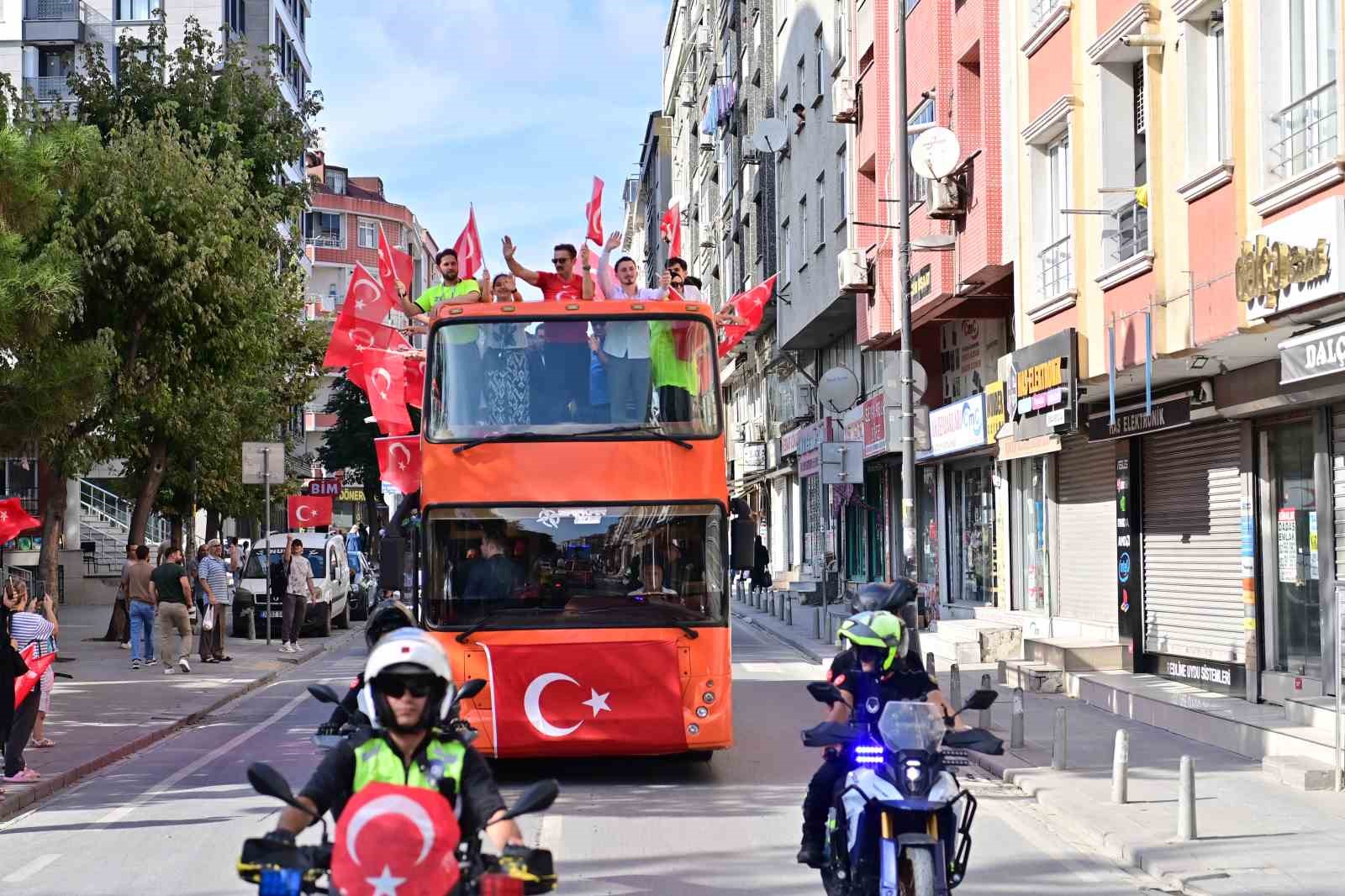 BAHÇELİEVLER’DE 30 AĞUSTOS ZAFER BAYRAMI COŞKUYLA KUTLANDI