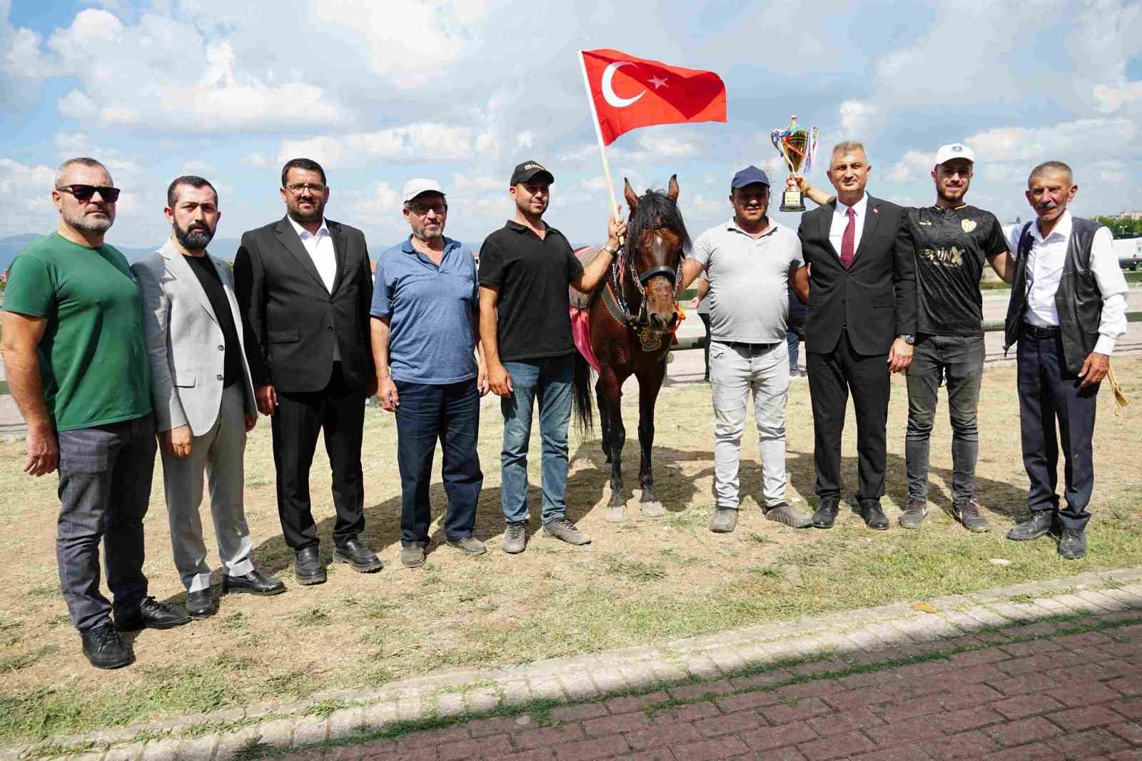 RAHVAN AT KOŞUSUNDA ALTIN KEMER SAHİBİNİ BULDU