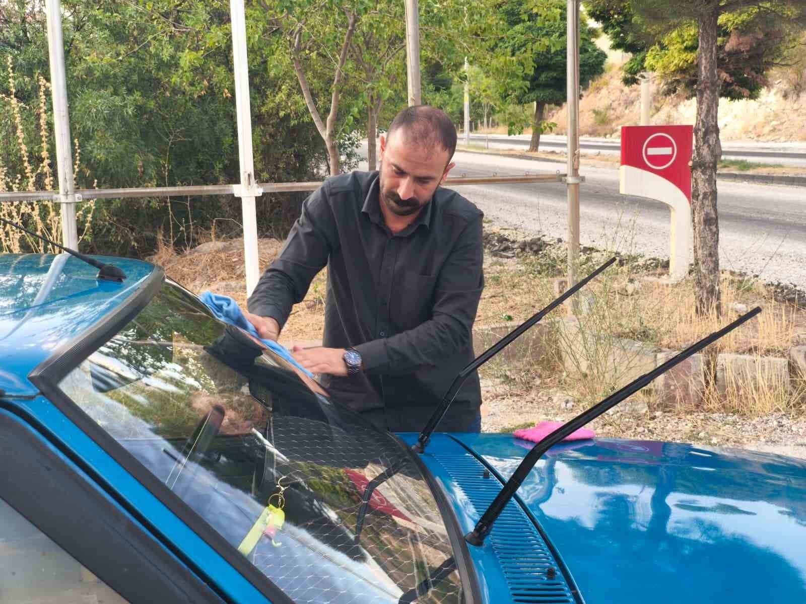ÇOCUKLUK HAYALİ GERÇEĞE DÖNÜŞTÜ: 32 YILLIK ARACINA GÖZÜ GİBİ BAKIYOR