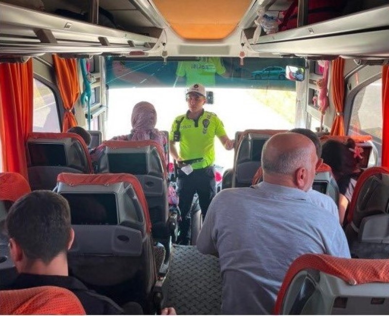 KARS’TA ŞEHİRLER ARASI YOLLARDA TRAFİK DENETİMLERİ SÜRÜYOR