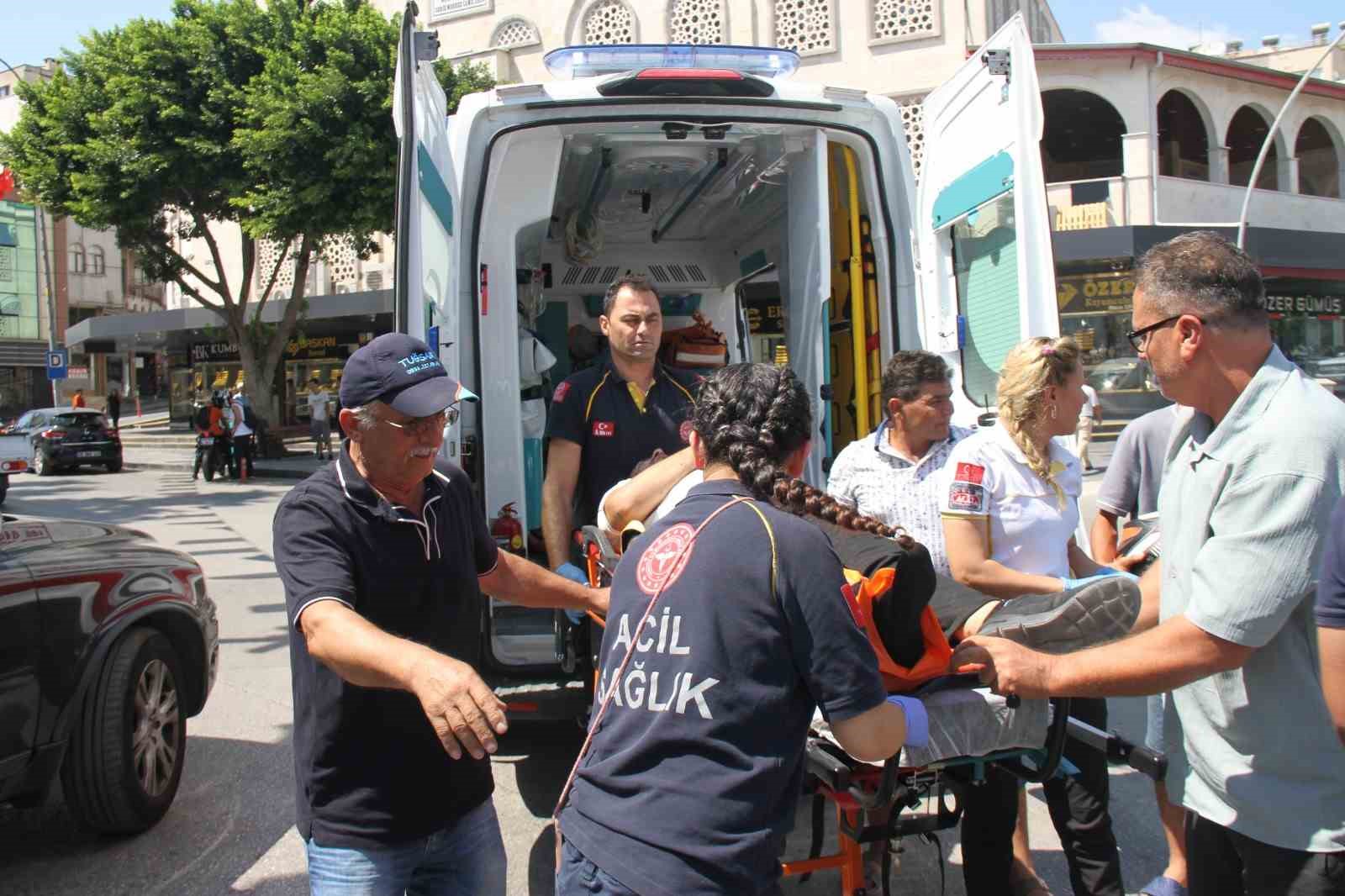 SERİK’TE HAFİF TİCARİ ARAÇ İLE MOTOSİKLET ÇARPIŞTI: 1 YARALI