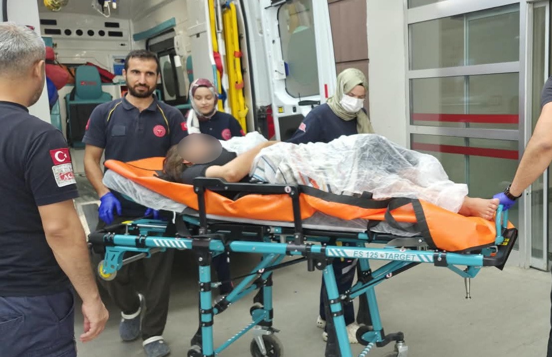 SİNİR KRİZİ GEÇİREN KADIN KENDİNİ BIÇAKLADI