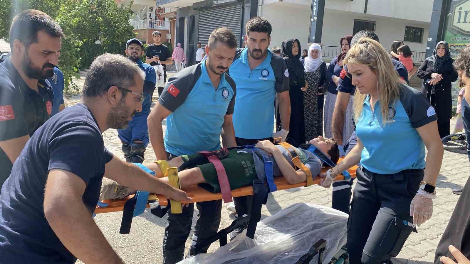 ELAZIĞ’DA BİSİKLET OTOMOBİLE ÇARPTI: 3 ÇOCUK YARALANDI