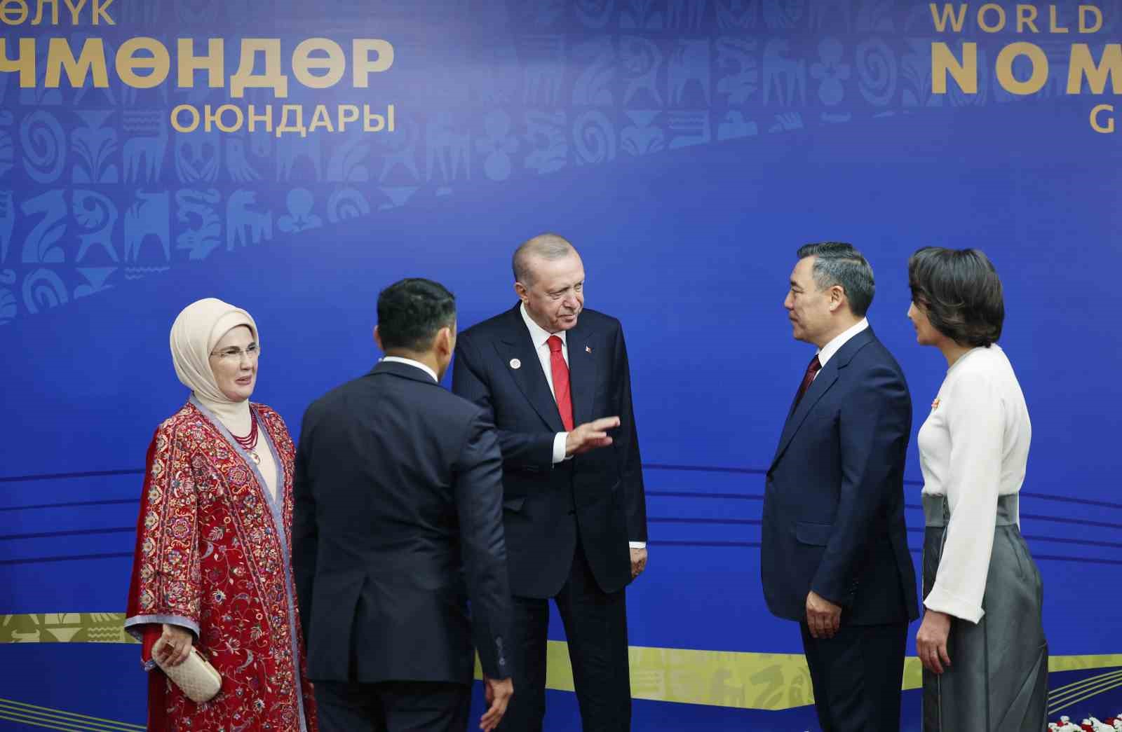 CUMHURBAŞKANI ERDOĞAN, BİŞKEK ARENA’DA KIRGIZ MEVKİDAŞI CAPAROV TARAFINDAN KARŞILANDI
