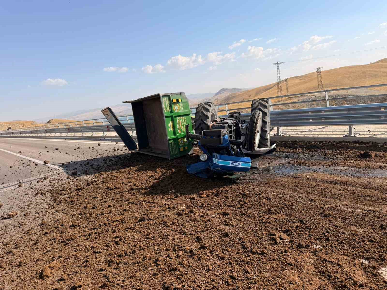 TUNCELİ’DE GÜBRE YÜKLÜ TRAKTÖR DEVRİLDİ: KAZA ANI KAMERADA