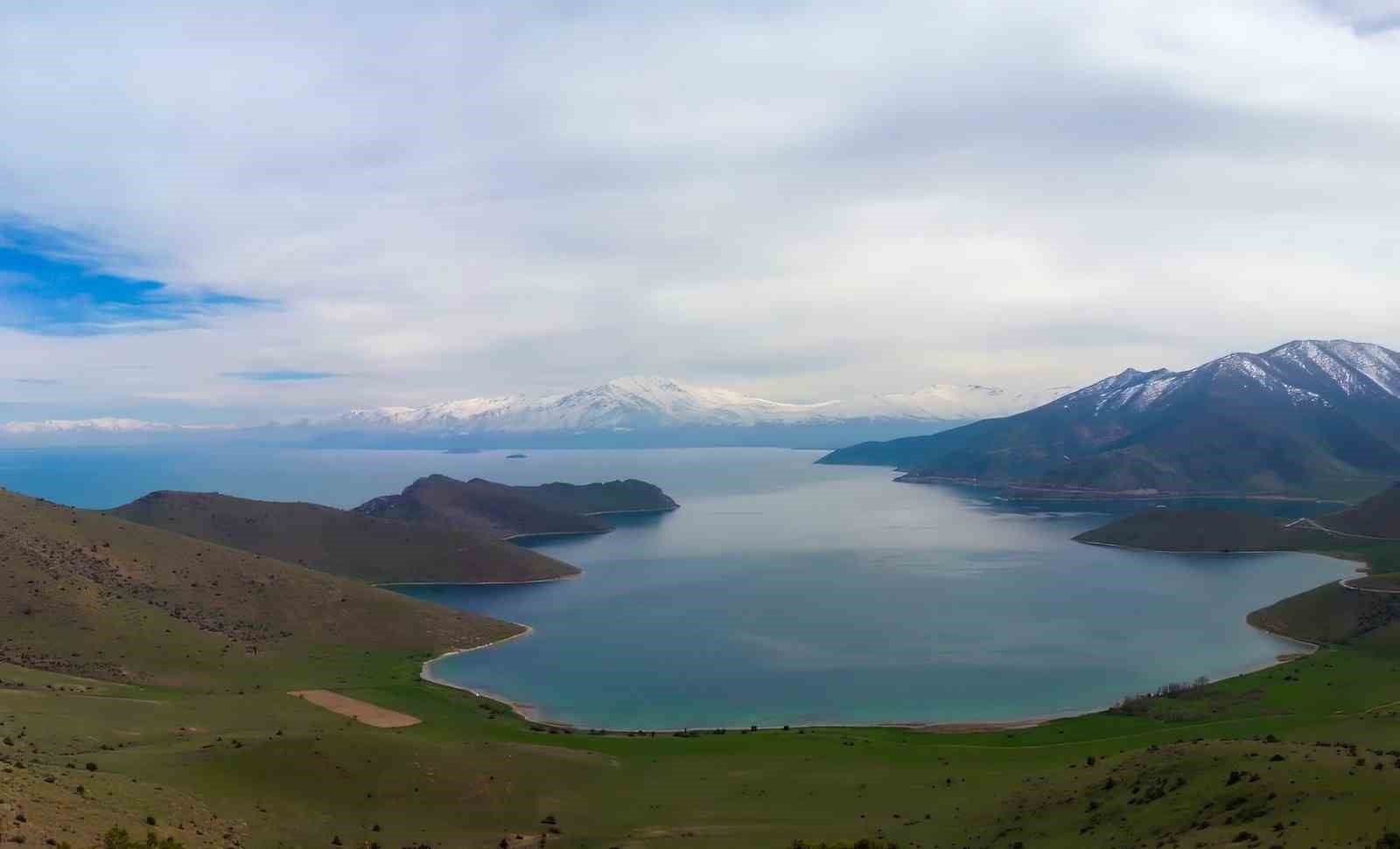 VAN GÖLÜ’NÜN EŞSİZ GÜZELLİĞİ DEVEBOYNU YARIMADASI ‘MİLLİ PARK’ İLAN EDİLDİ