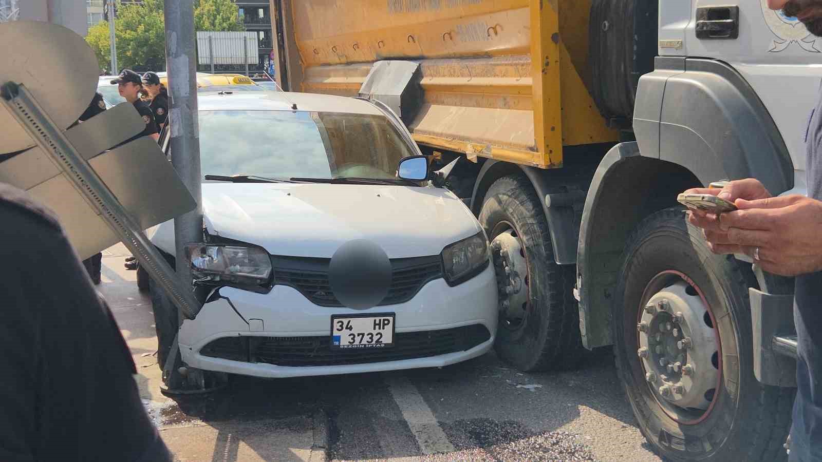 KAMYONUN ÇARPTIĞI OTOMOBİL DİREK İLE KAMYON ARASINDA SIKIŞTI: 1 YARALI