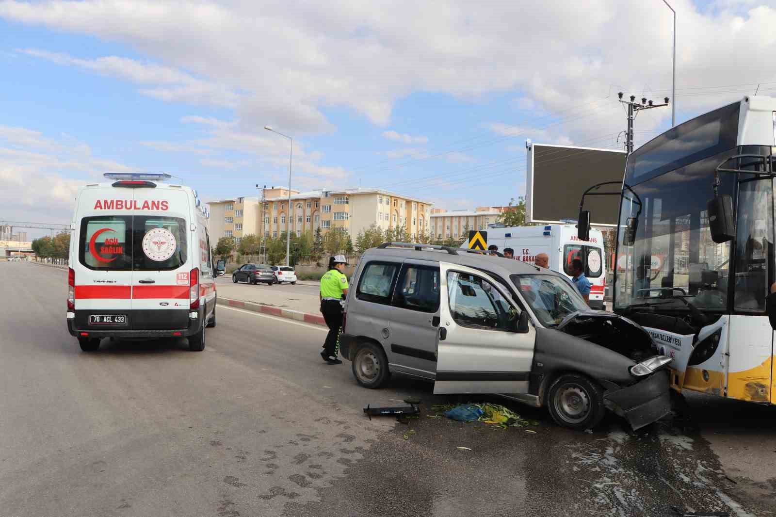 KARAMAN’DA HALK OTOBÜSÜ İLE TİCARİ ARAÇ KAFA KAFAYA ÇARPIŞTI: 5 YARALI