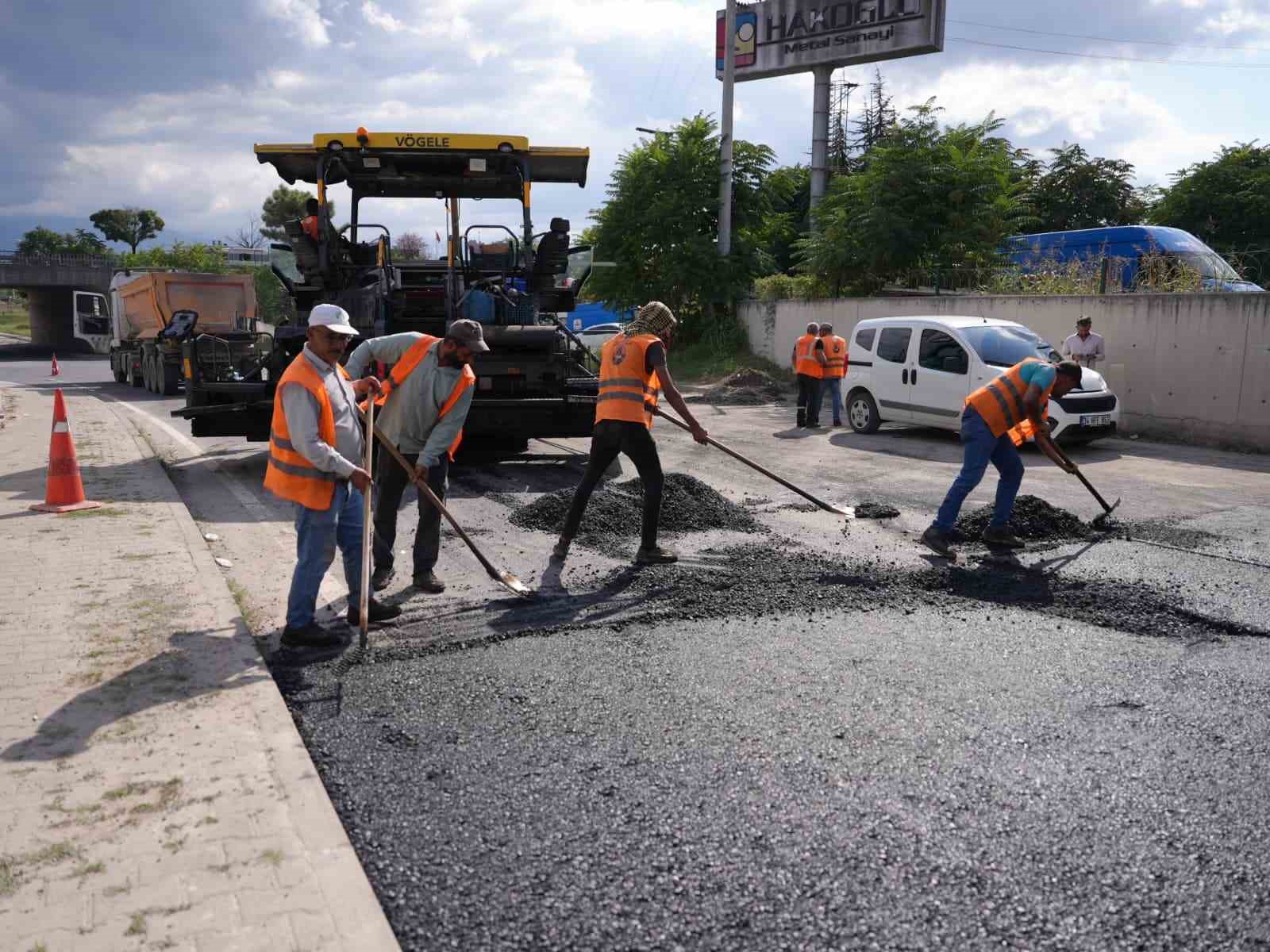DÜZCE’DE ASFALT ÇALIŞMALARI GECE GÜNDÜZ DEVAM EDİYOR