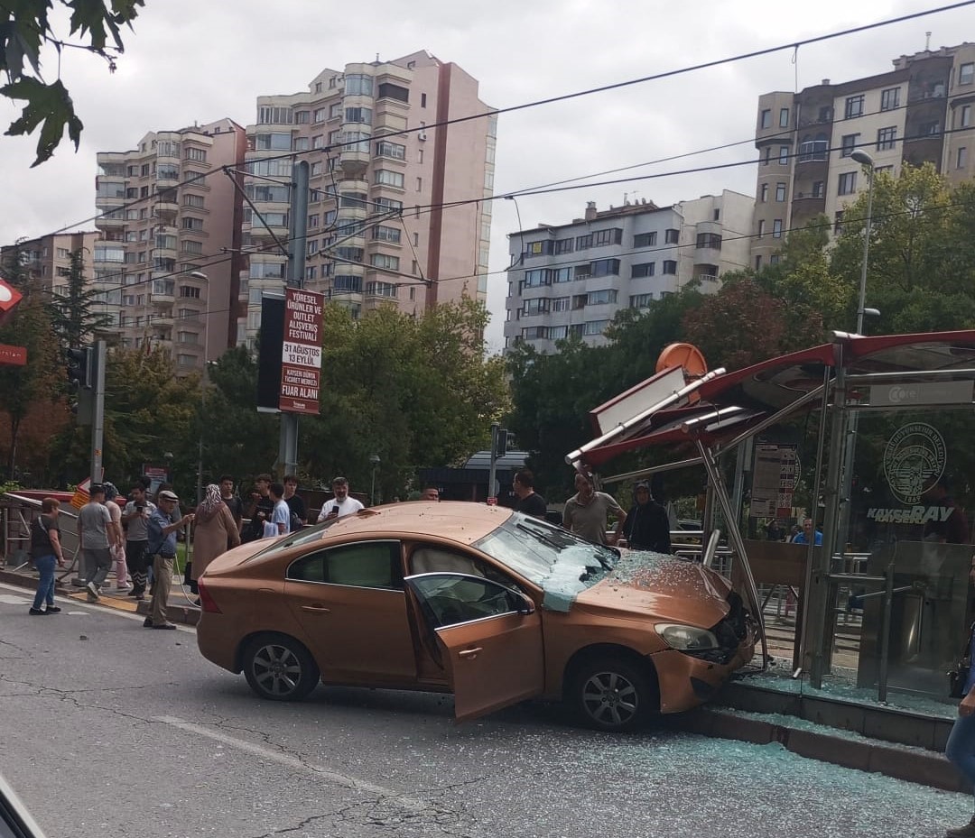 OTOMOBİL TRAMVAY DURAĞINA GİRDİ, BEKLEYENLER KIL PAYI KURTULDU