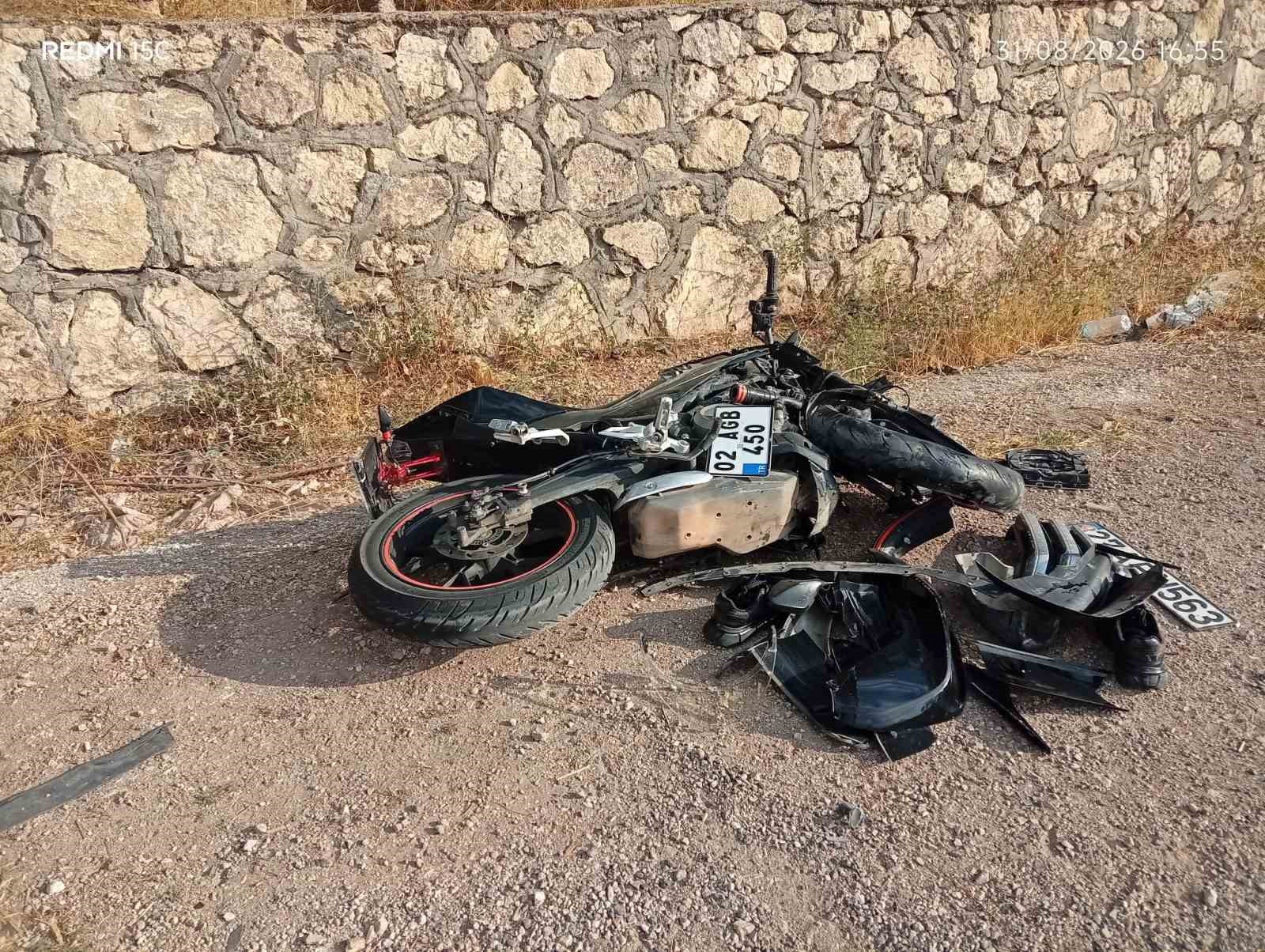 OTOMOBİLLE KAFA KAFAYA ÇARPIŞAN MOTOSİKLETİN SÜRÜCÜSÜ HAYATINI KAYBETTİ