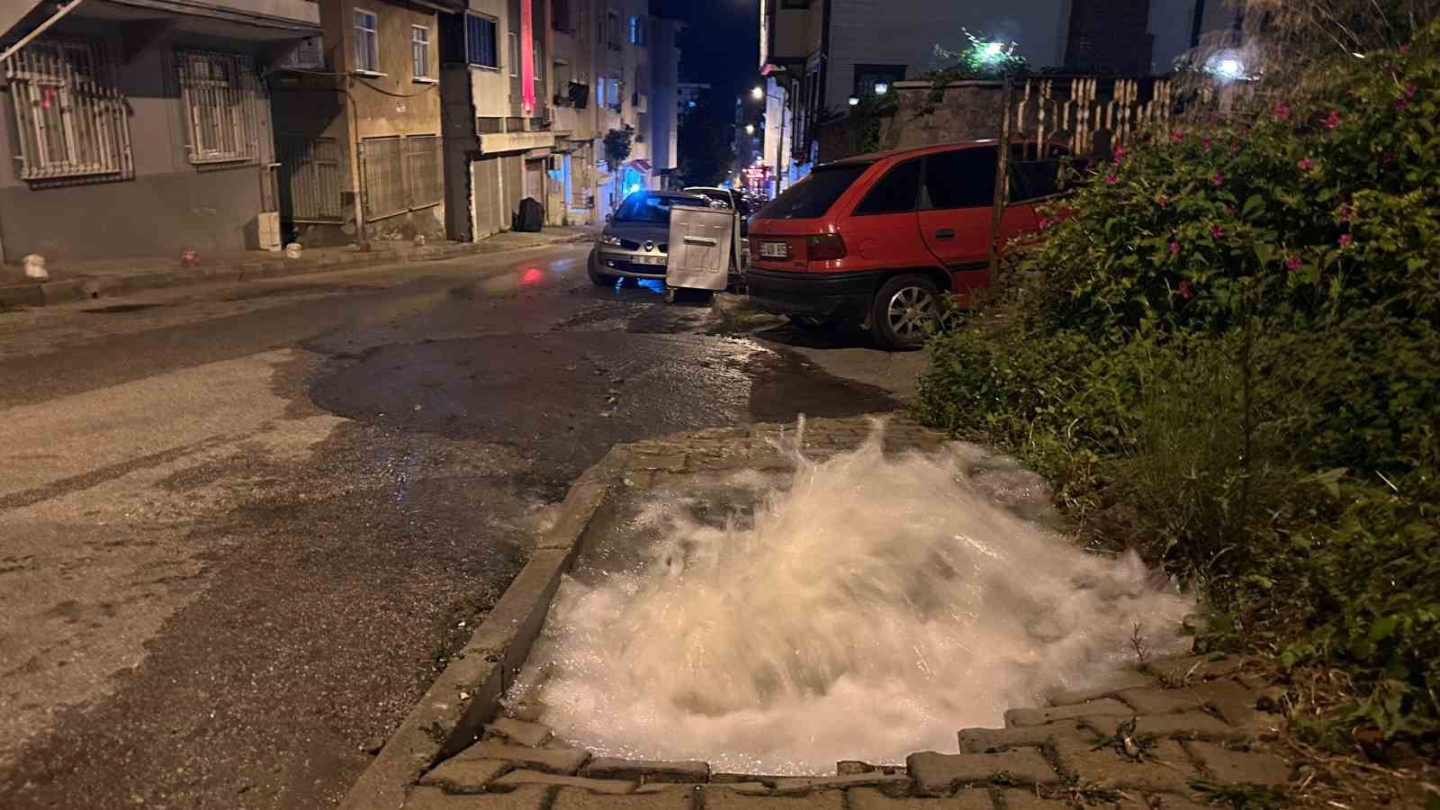 SAMSUN’DA SU BORUSU PATLADI, YOLDA SU BİRİKİNTİLERİ OLUŞTU