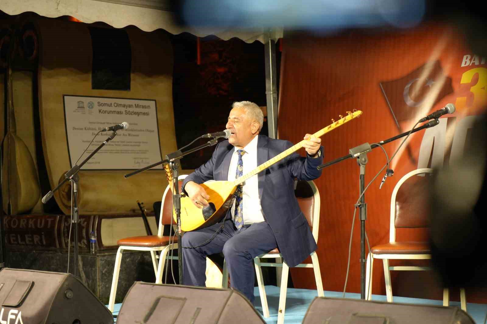 BAYBURT’TA AŞIKLAR ’ZAFER BAYRAMI’ ANISINA TÜRKÜLER SÖYLEDİ