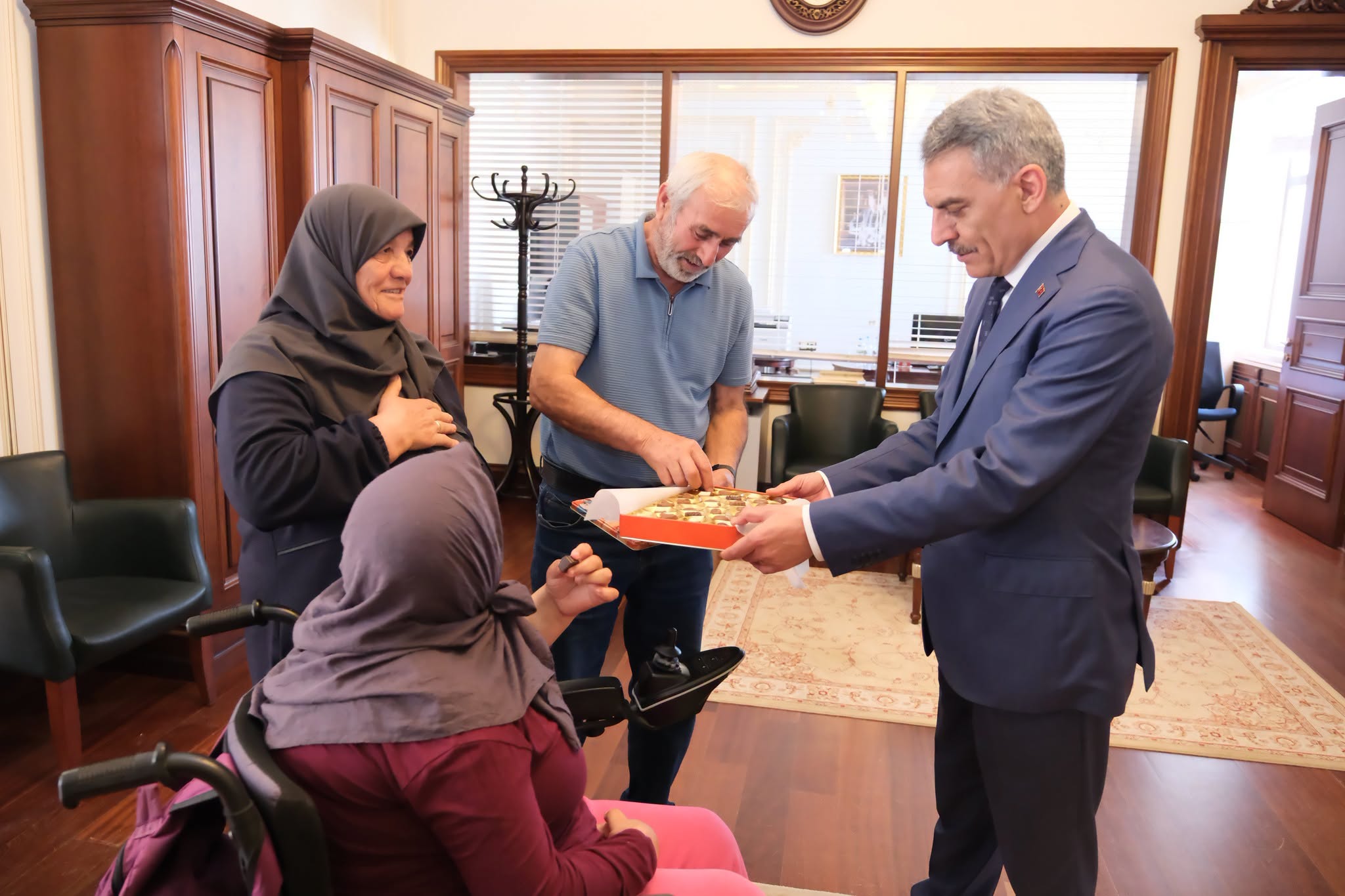 VALİ ÖZKAN’DAN HER HAFTA ŞEKER İKRAMLI DERT DİNLEME MESAİSİ