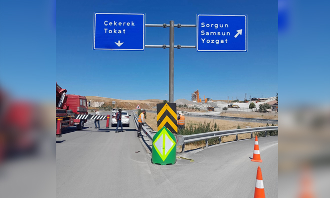 ÇEKEREK-SORGUN-SARIKAYA KAVŞAĞINDAKİ TRAFİK LEVHALARI YENİLENİYOR