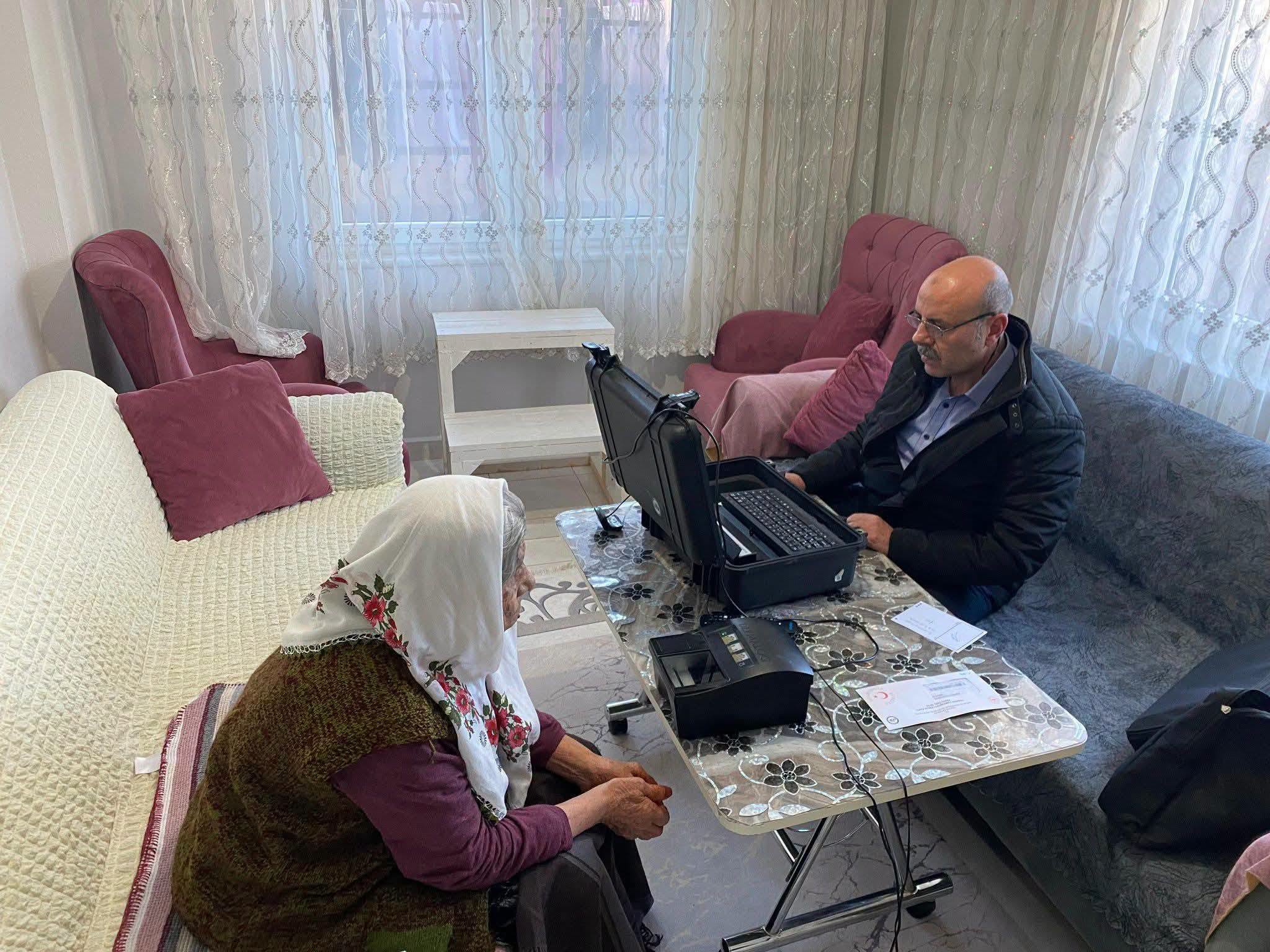 YOZGAT’TA NÜFUS MÜDÜRLÜĞÜNE GİDEMEYENLERE ADRESTE KİMLİK İŞLEMİ HİZMETİ