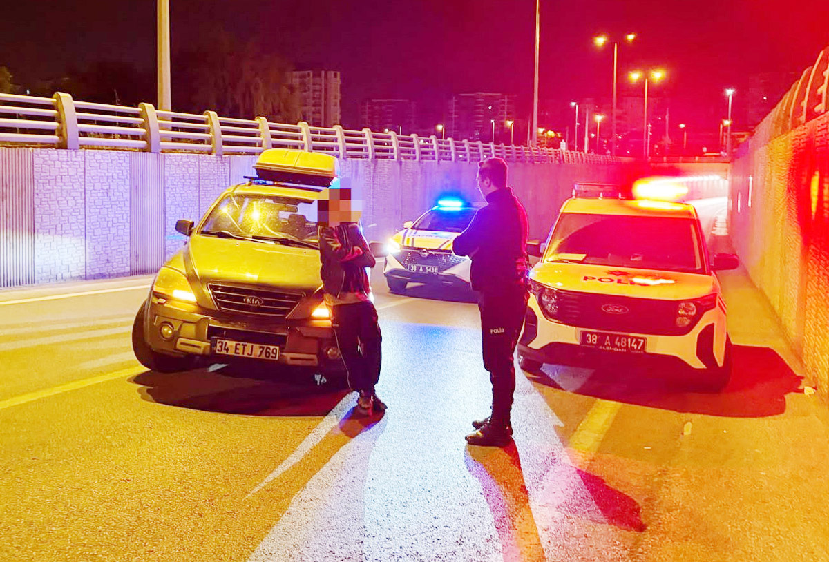 DEDESİNİN ARACINI İZİNSİZ KULLANAN SÜRÜCÜ  KAZA YAPTI