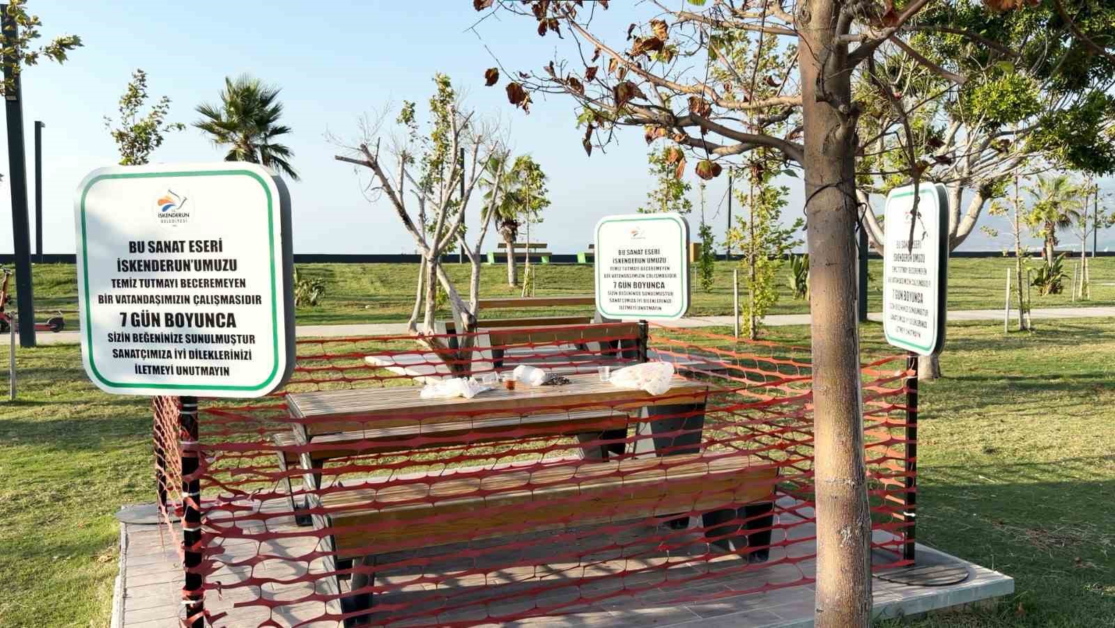 ÇEVRE KİRLİLİĞİNE DİKKAT ÇEKMEK İÇİN VATANDAŞIN BIRAKTIĞI PİSLİK ‘SANAT ESERİ’ OLARAK SERGİLENMEYE BAŞLADI