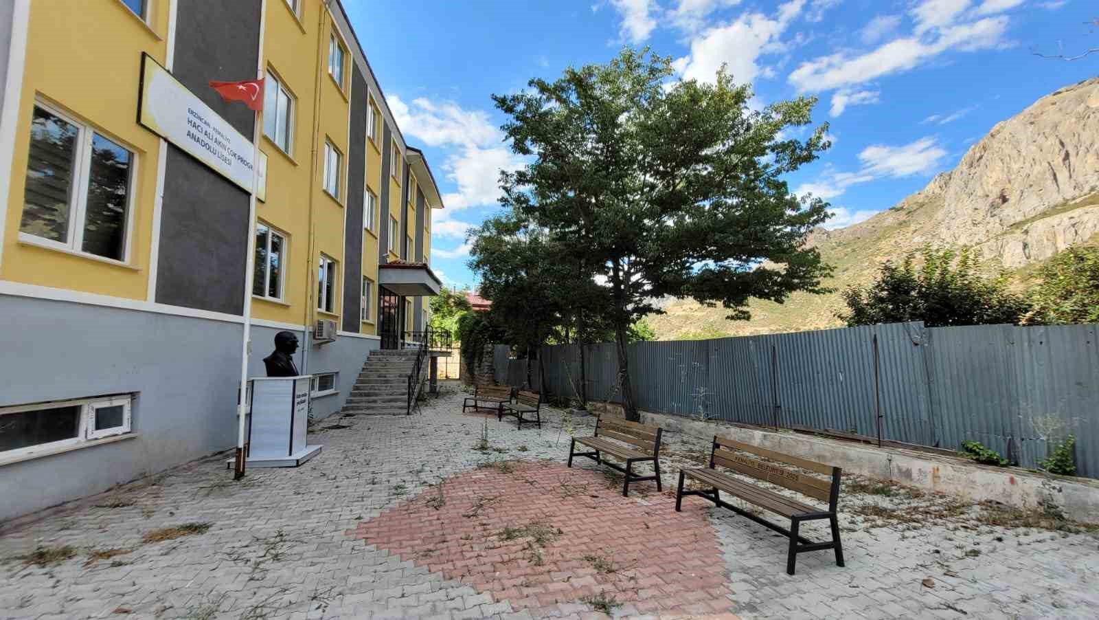 KEMALİYE’DE ONARILMAYAN OKUL İSTİNAT DUVARI TEHLİKE OLUŞTURUYOR