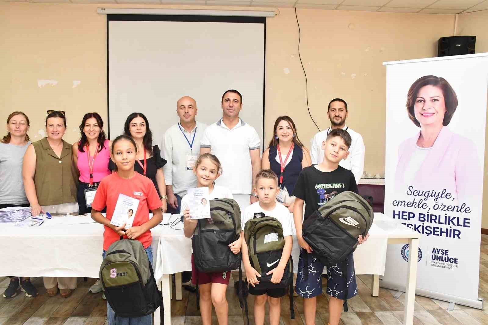 BÜYÜKŞEHİR BELEDİYESİ’NDEN BEYLİKOVA’DAKİ İLKÖĞRETİM ÖĞRENCİLERİNE ÇANTA VE KIRTASİYE DESTEĞİ