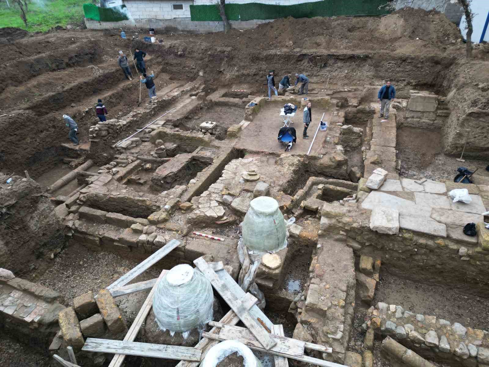 ADRAMYTTEİON’DA ROMA VİLLASININ EŞSİZ MOZAİKLERİ GÜN YÜZÜNE ÇIKTI