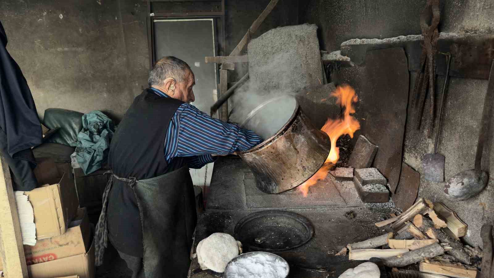 70 YILDIR AYNI OCAĞIN BAŞINDA KALAY YAPARAK MESLEĞİ YAŞATMAYA ÇALIŞIYOR