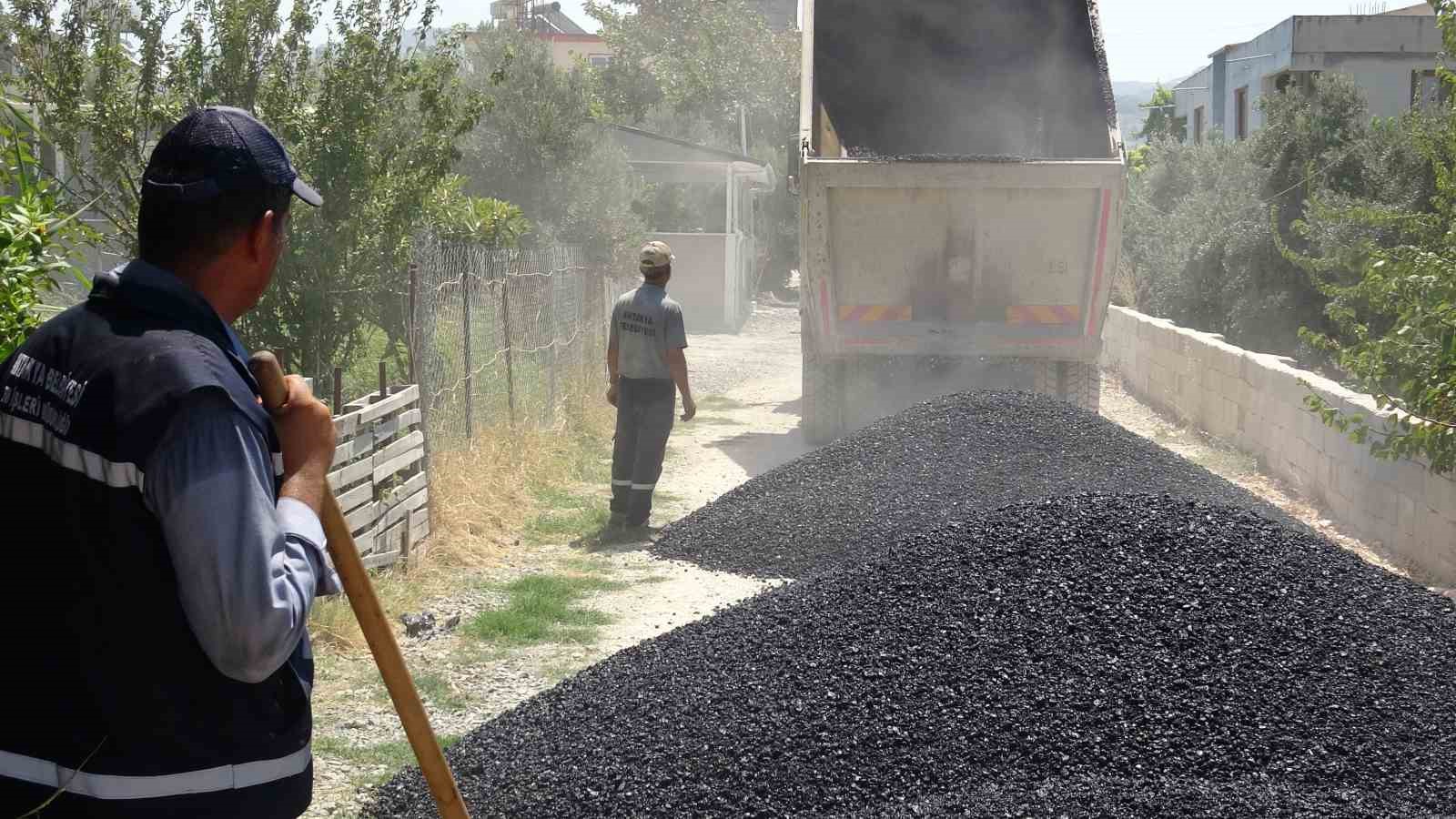 ADIM ATTIKLARI YERDEN ALEV ÇIKAN ASFALT İŞÇİLERİ ZORLU MESAİYİ KAVURUCU SICAKTA SÜRDÜRÜYOR