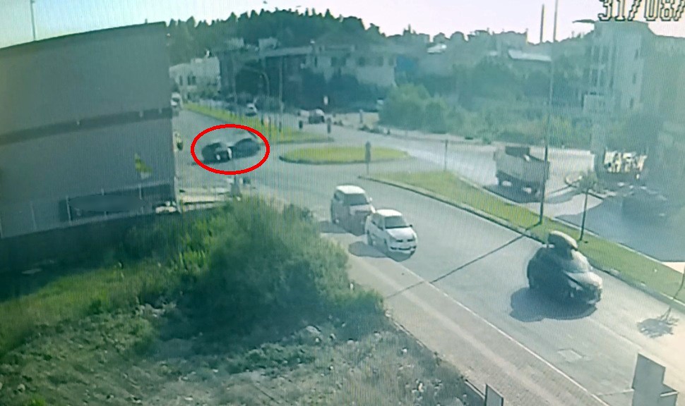İKİ OTOMOBİLİN KAVŞAKTA ÇARPIŞMA ANI KAMERADA