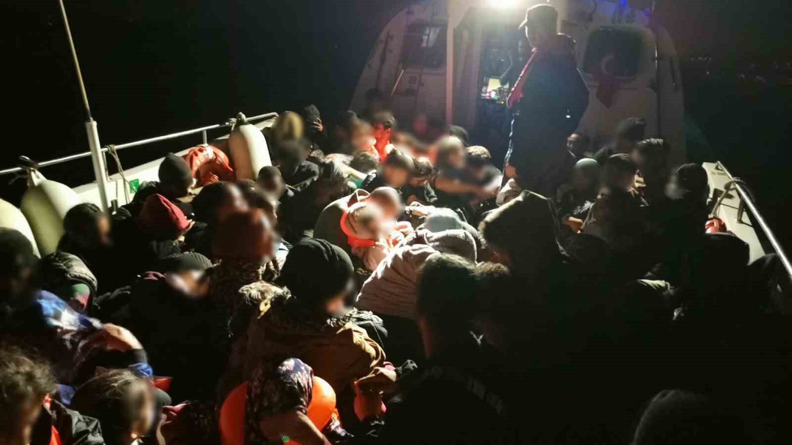 BOZCAADA AÇIKLARINDA 69 KAÇAK GÖÇMEN YAKALANDI