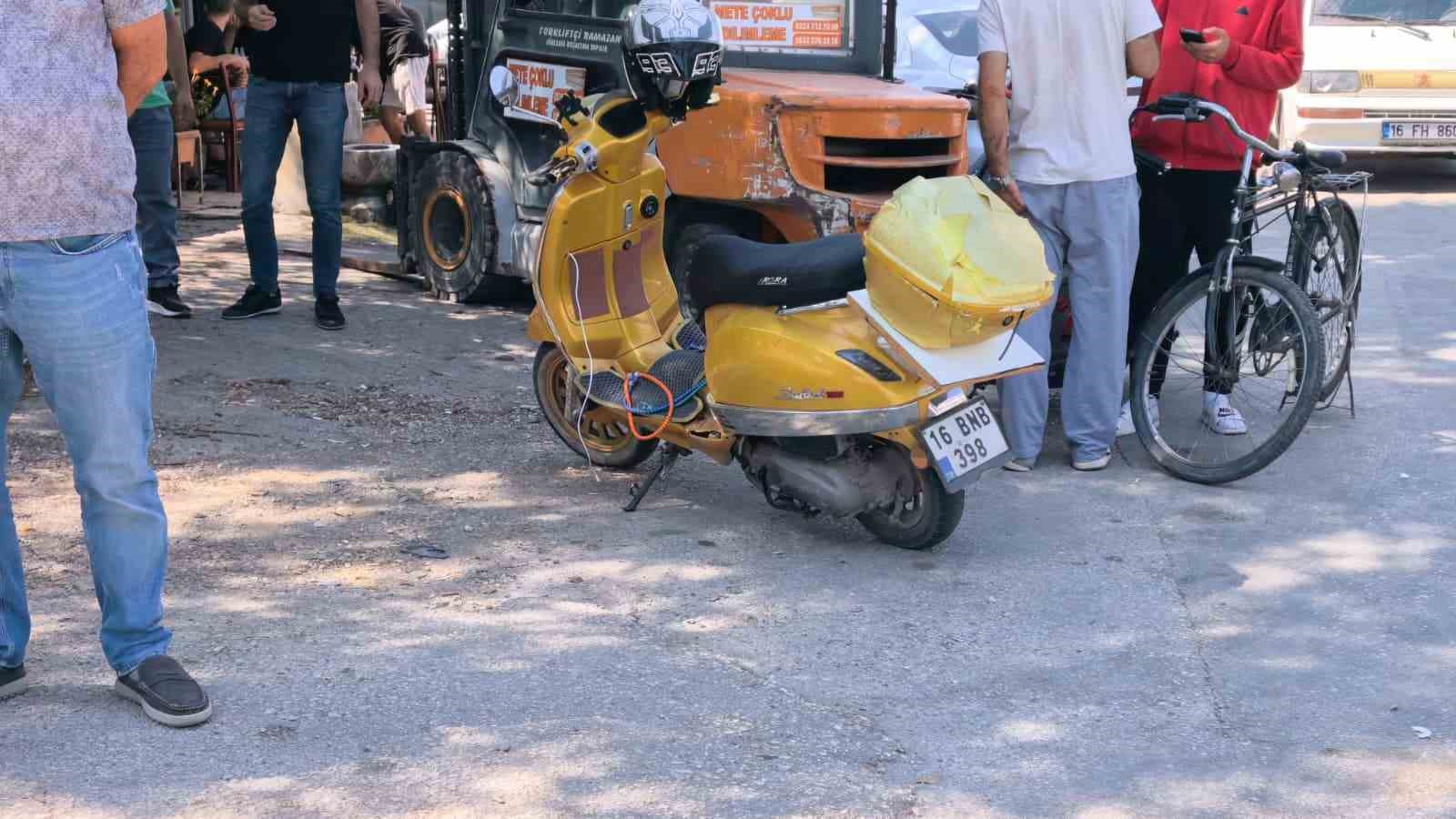 İKİ OTOMOBİL İLE ÇARPIŞAN MOTOSİKLET SÜRÜCÜSÜ YARALANDI