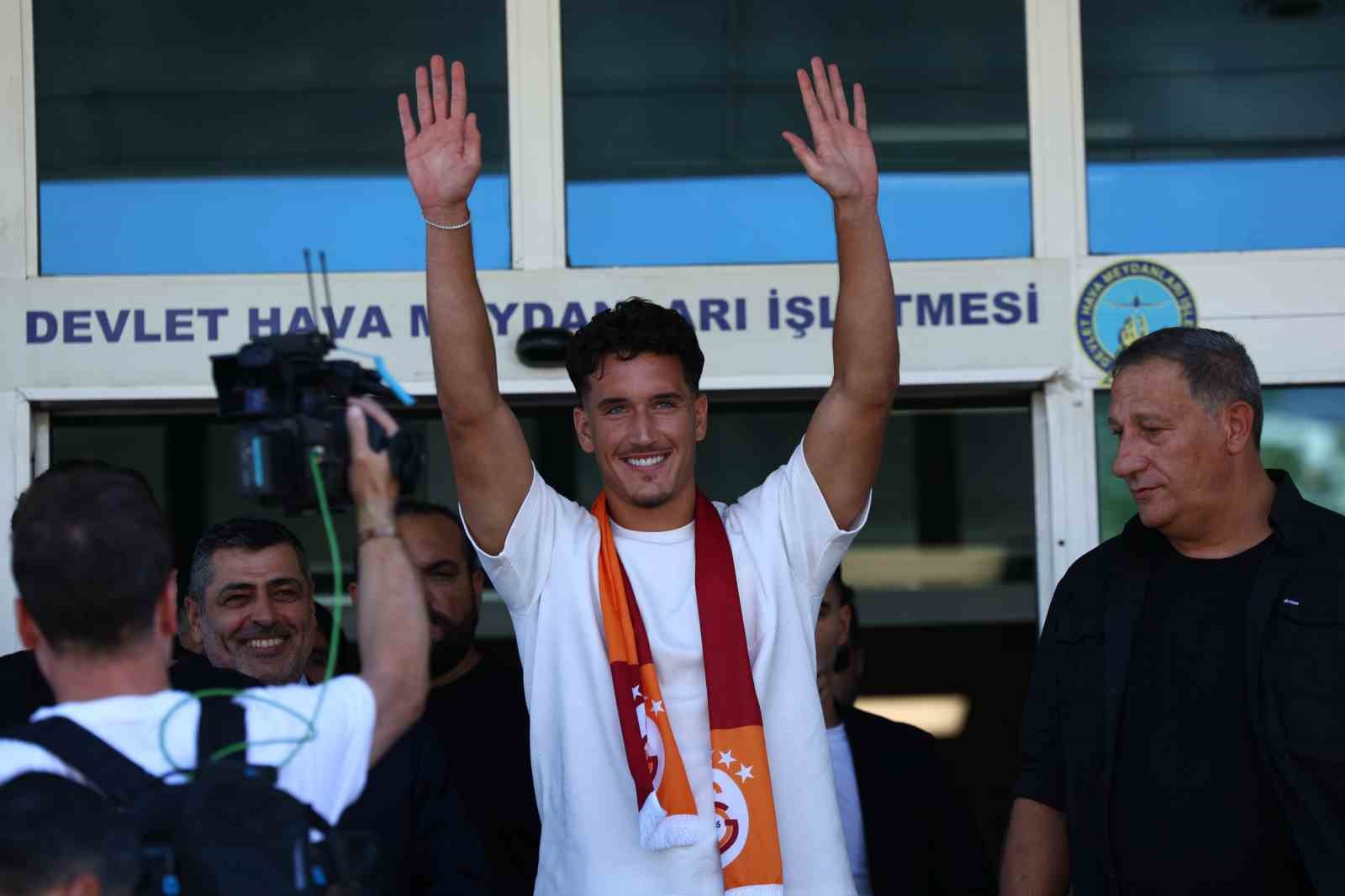 GALATASARAY’IN YENİ TRANSFERİ DENİZ GÜL, İSTANBUL’A GELDİ