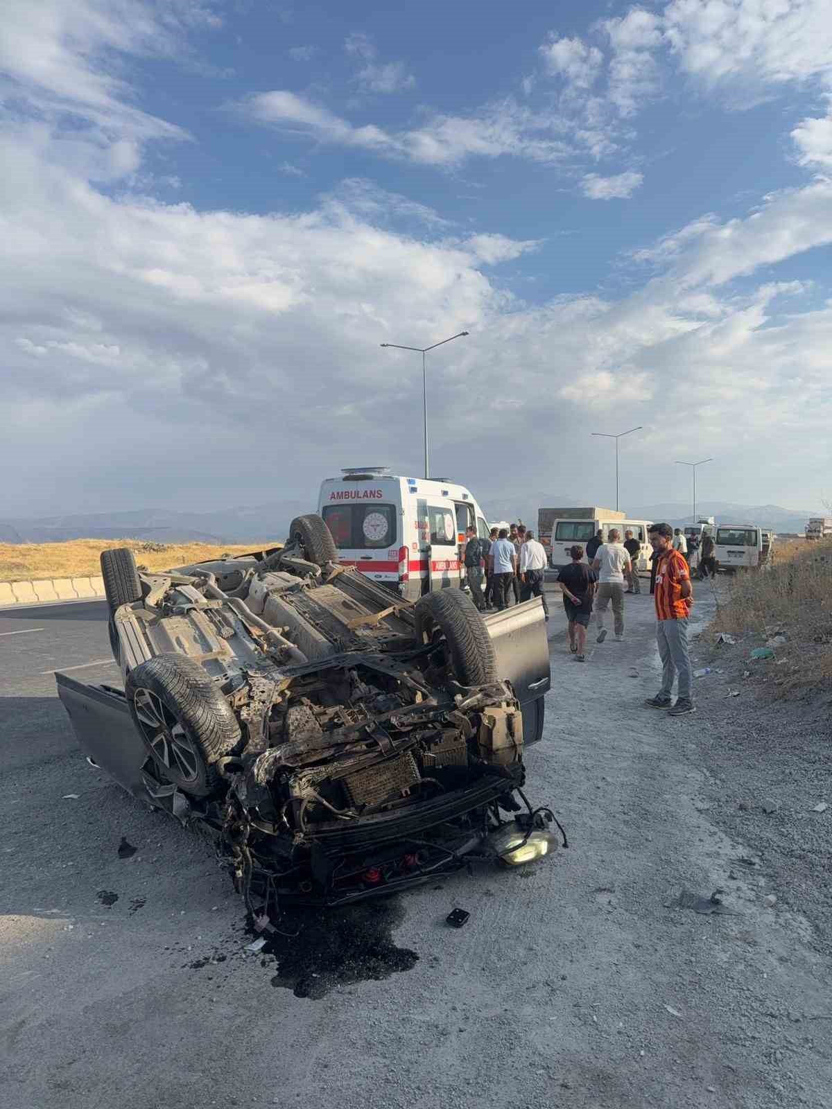 TATVAN’DA ZİNCİRLEME TRAFİK KAZASI: 1 YARALI