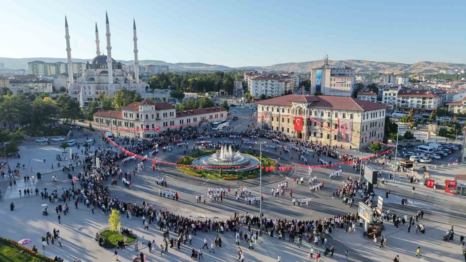 MÜZİĞİ DUYAN MEYDANA AKIN ETTİ, BİN 58 KİŞİ HALAYDA BULUŞTU
