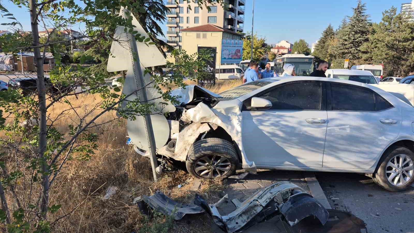 ESKİŞEHİR’DE 4 ARACIN KARIŞTIĞI ZİNCİRLEME KAZA: 3 YARALI