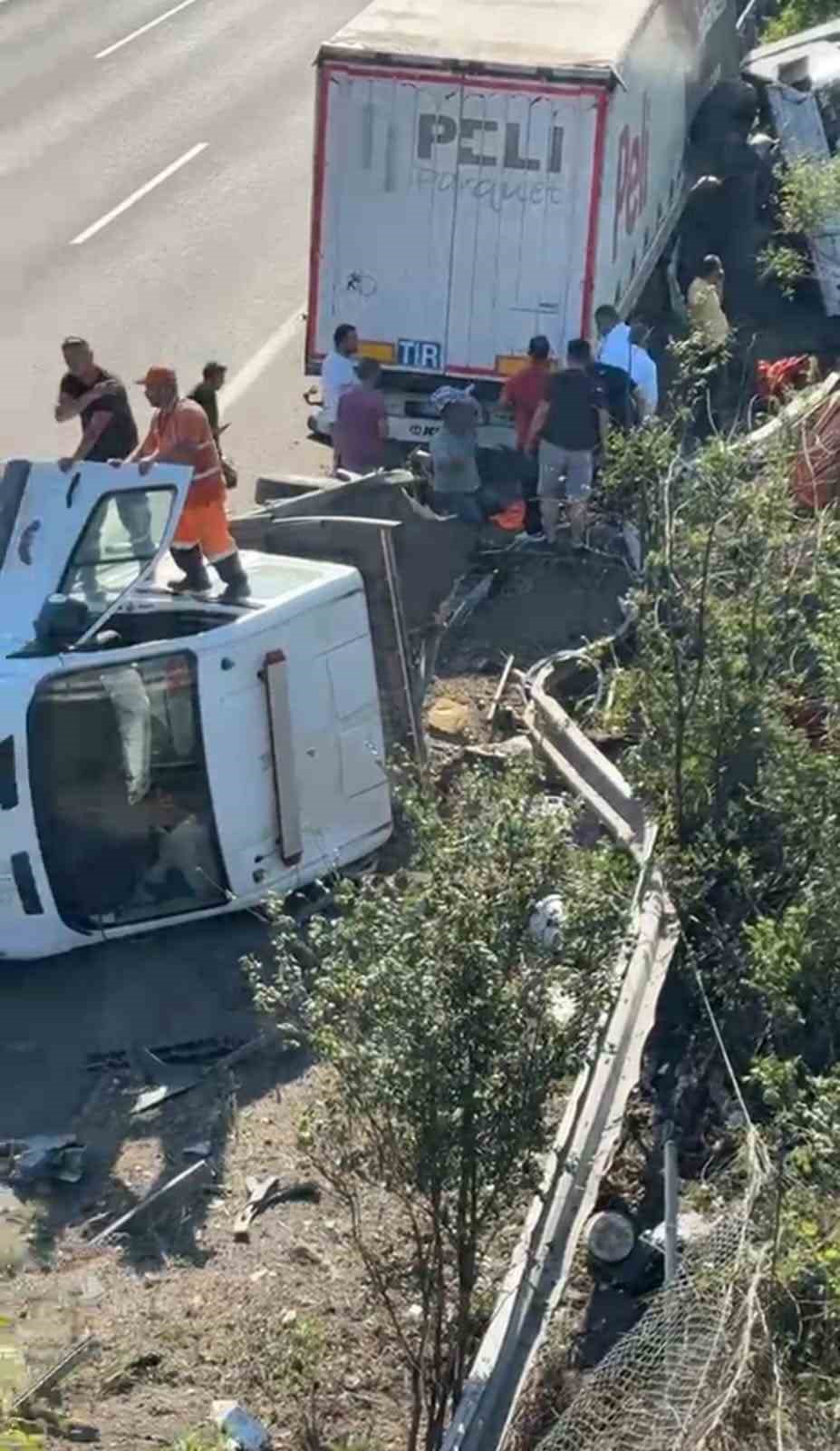 ANADOLU OTOYOLU’NDA BAKIM ARACINA ÇEKİCİ ÇARPTI: 3 YARALI