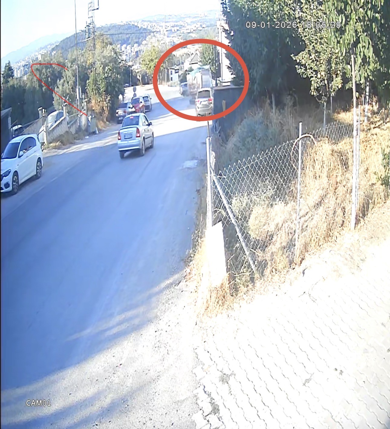 HAFRİYAT KAMYONU İKİ ARACI BİÇİP BAHÇEYE UÇTU: 1 YARALI