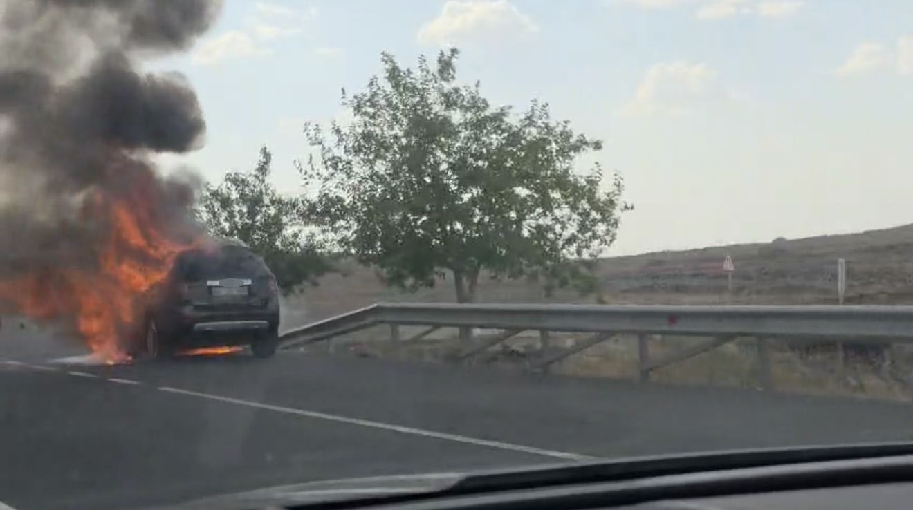 SİVEREK’TE SEYİR HALİNDEKİ OTOMOBİL ALEV ALEV YANDI
