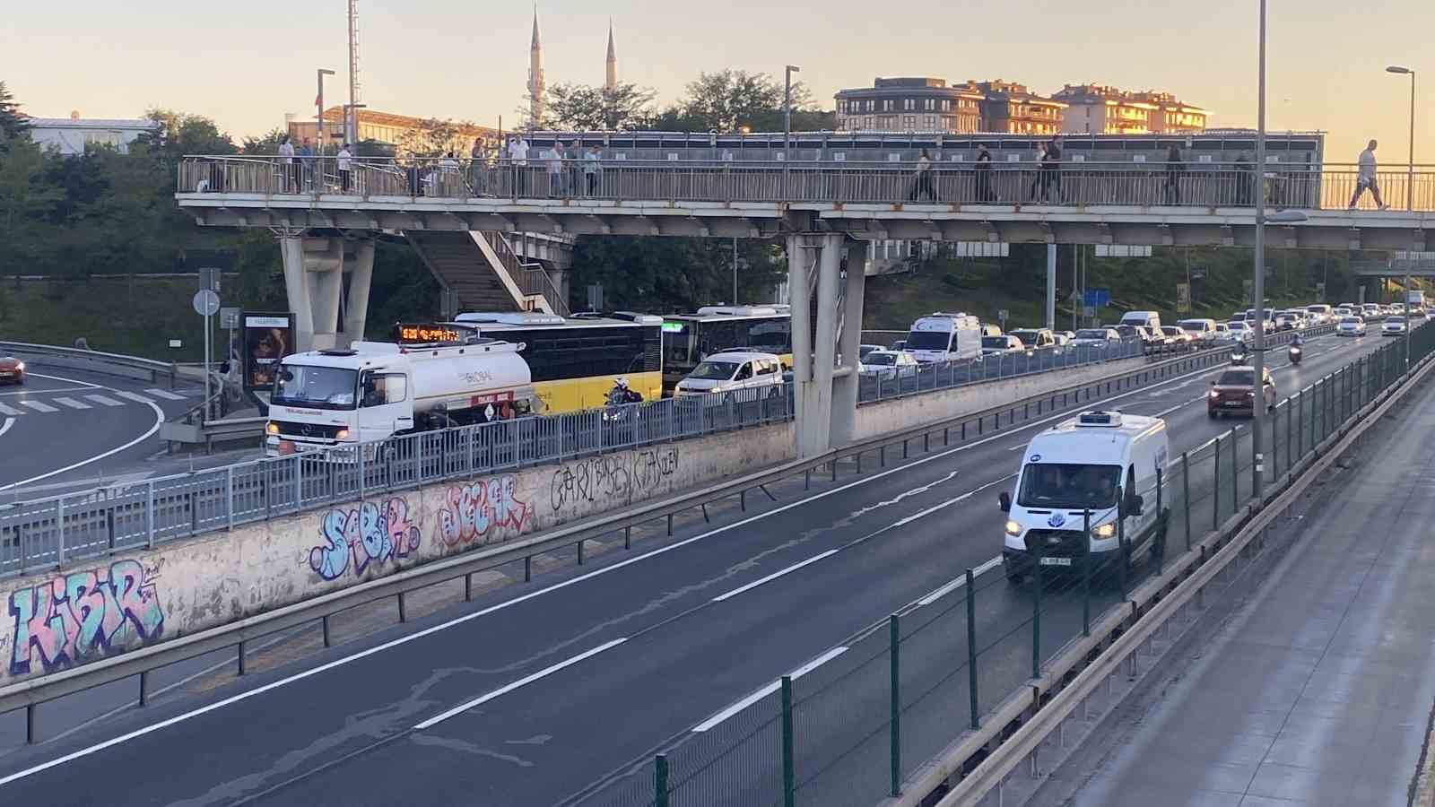 BEYOĞLU’NDA ARIZALANAN TANKER E5’TE TRAFİĞİ KİLİTLEDİ