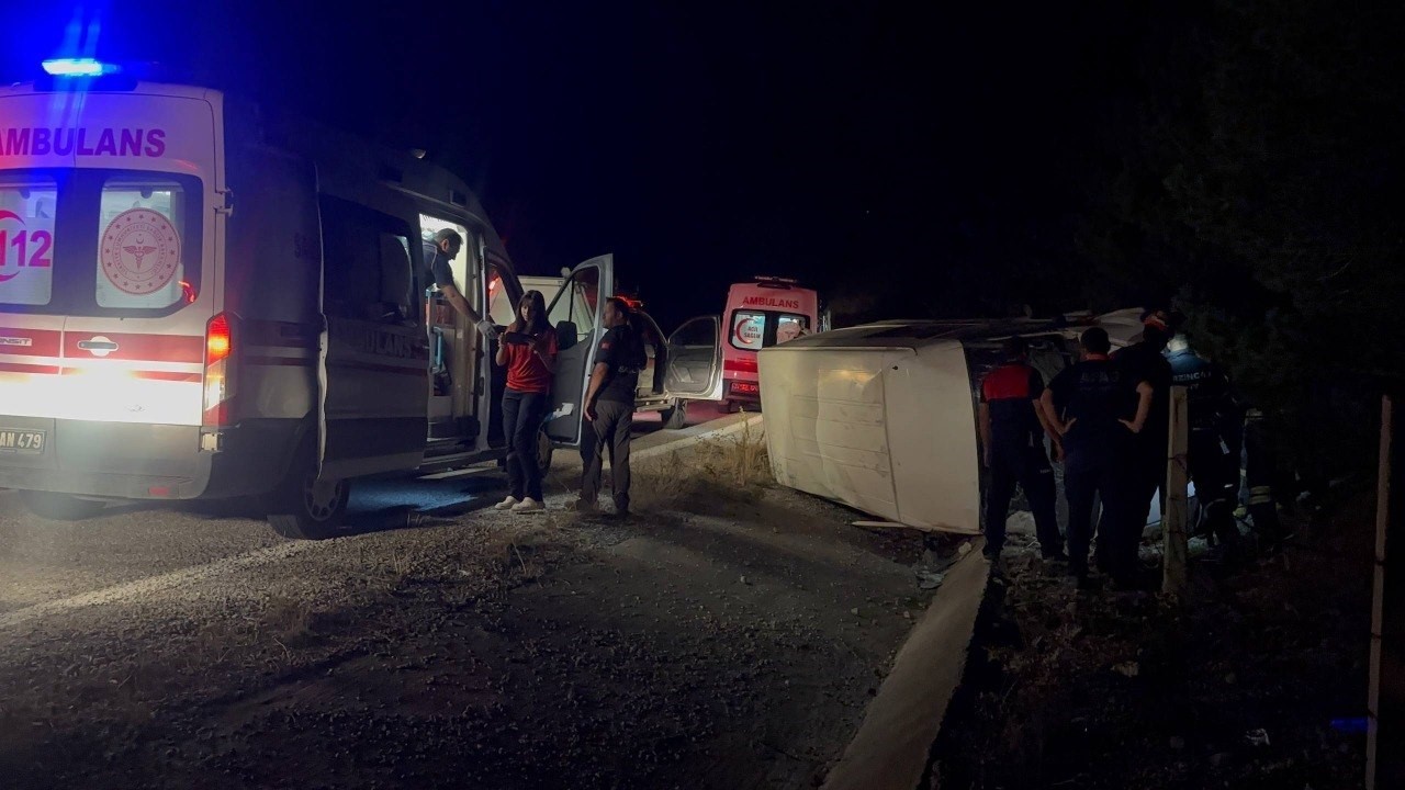 ERZİNCAN’DA BAL YÜKLÜ MİNİBÜS DEVRİLDİ: 3 YARALI