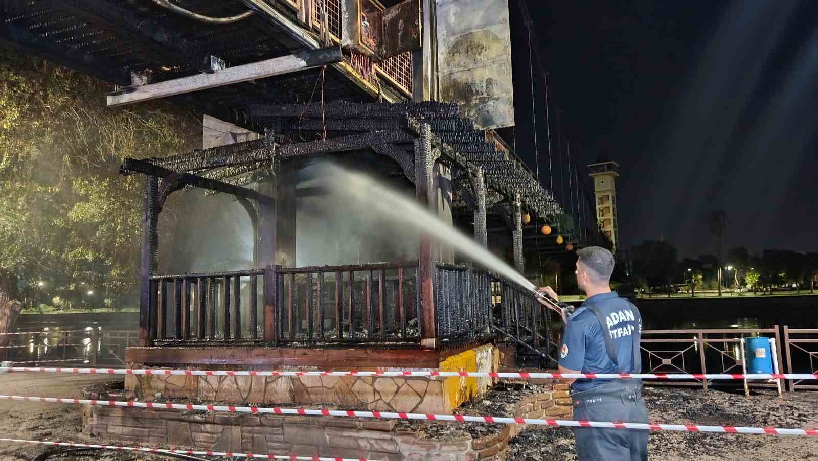 ADANA’DA ASMA YAYA KÖPRÜSÜNDE YANGIN: 20 METRELİK BÖLÜM YANDI