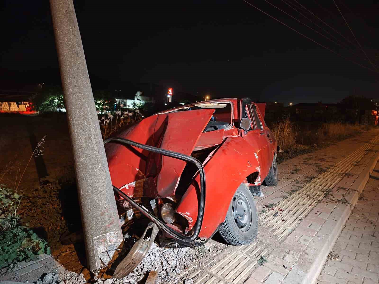 ÇANAKKALE’DE YOLUN KARŞISINA GEÇMEYE ÇALIŞAN AİLEYE OTOMOBİL ÇARPTI: 5 YAŞINDAKİ MASAL HAYATINI KAYBETTİ