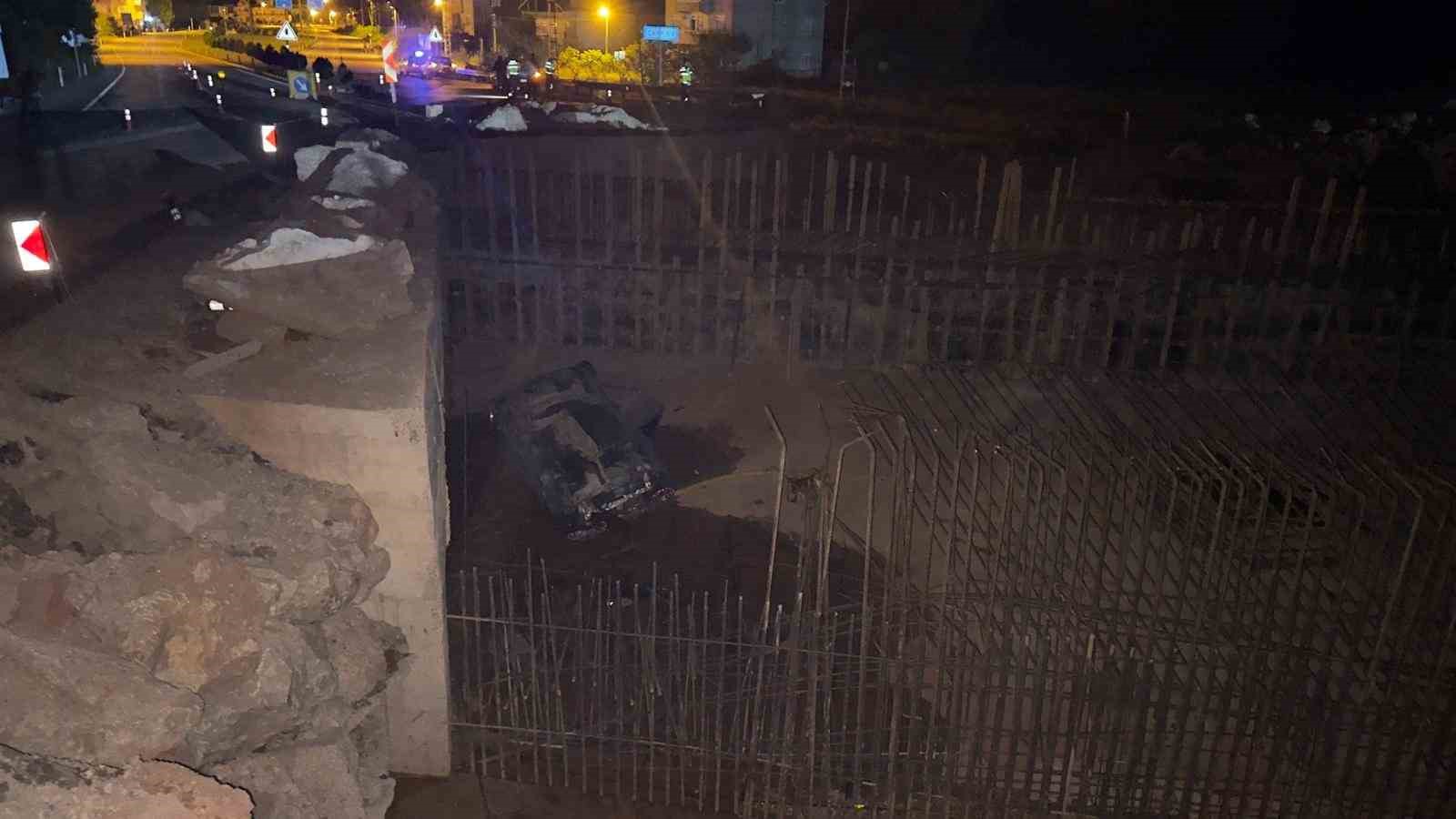 KONTROLDEN ÇIKAN OTOMOBİL, 5 METRE YÜKSEKLİKTEN ALT GEÇİT İNŞAATININ TEMELİNE UÇTU: 2 YARALI