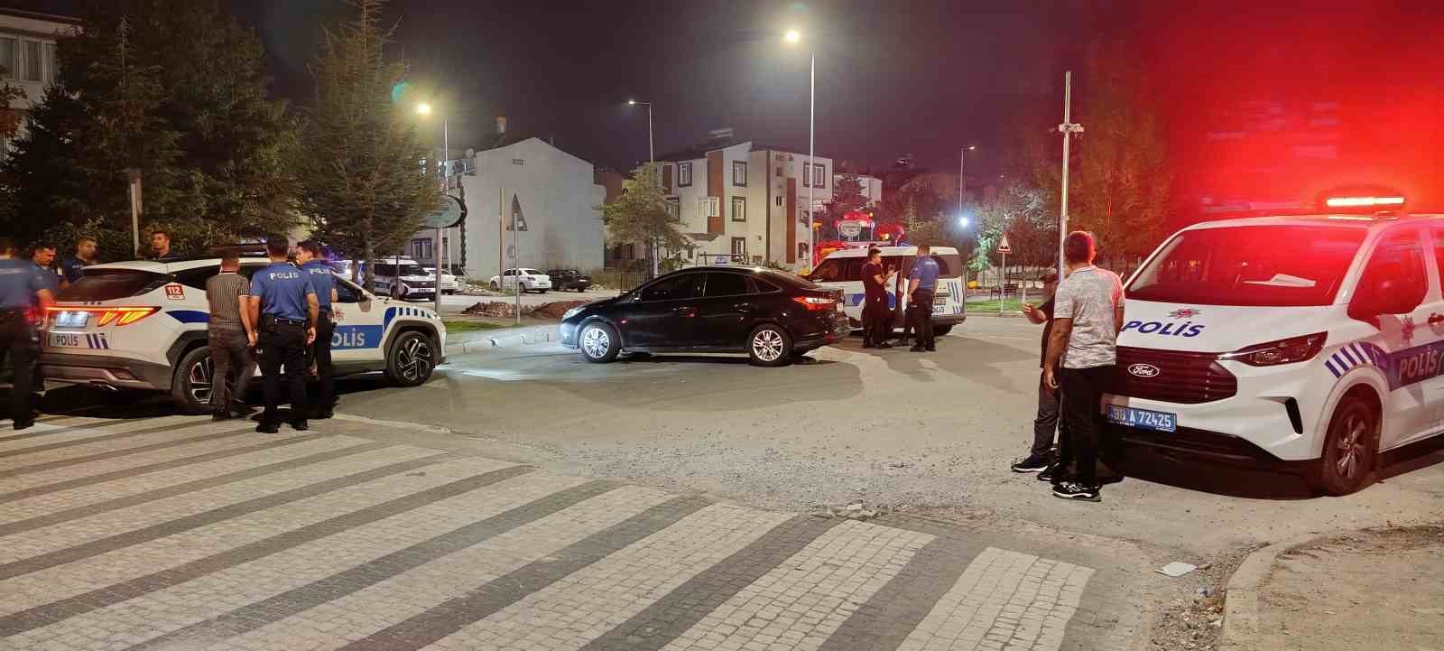 AKRABALAR ARASINDA BIÇAKLI KAVGA: 1 YARALI