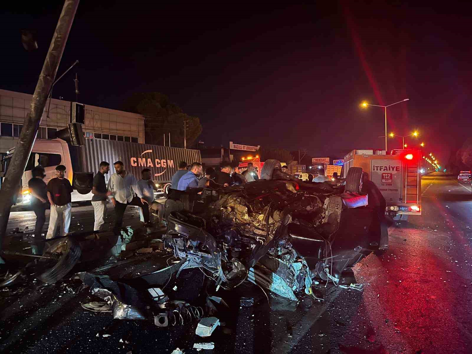 AYDIN’DA DİREĞE ÇARPAN OTOMOBİL PARAMPARÇA OLDU: 4 YARALI